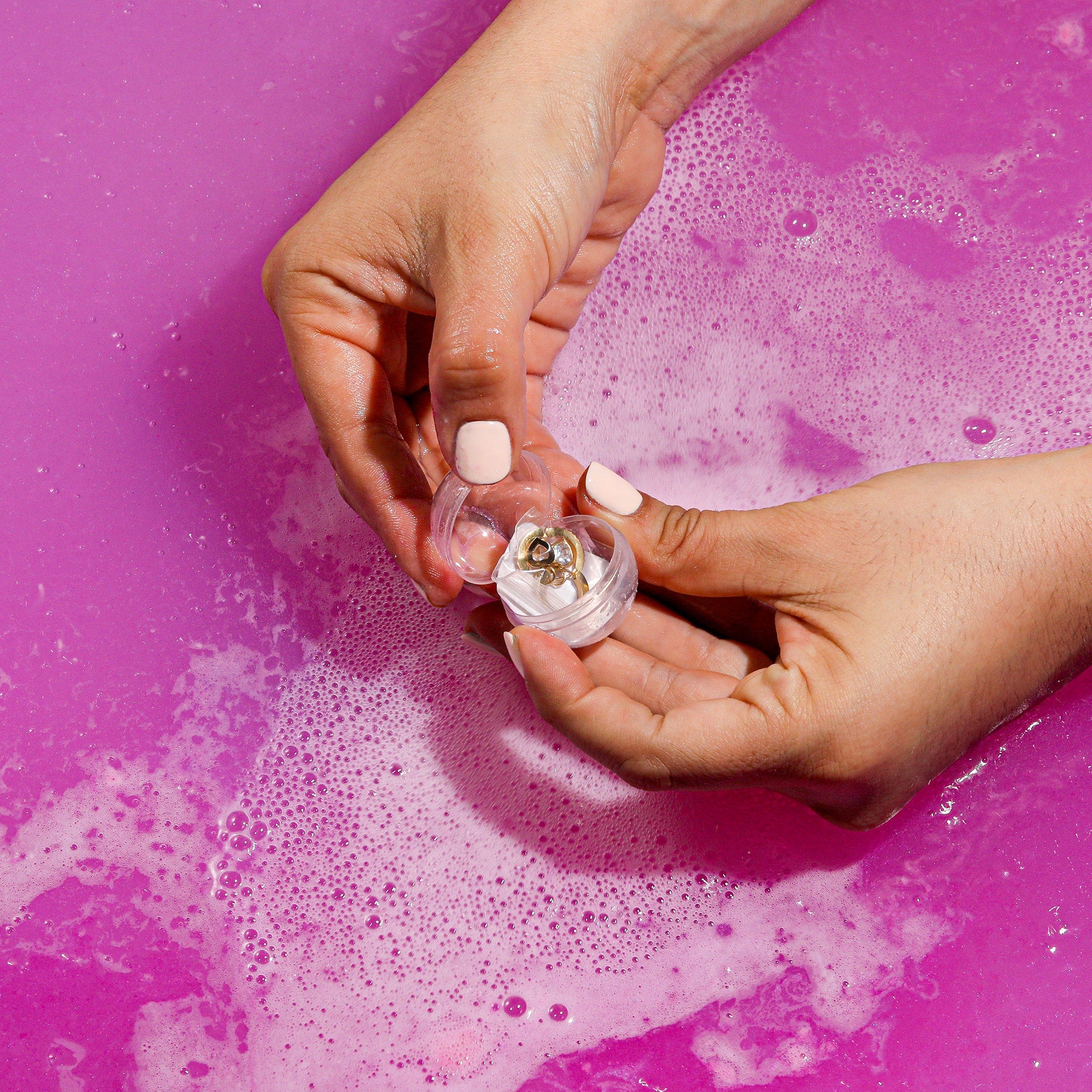 Brilliant Bath Bomb w/ Surprise 18K Gold-Plated Jewelry Inside